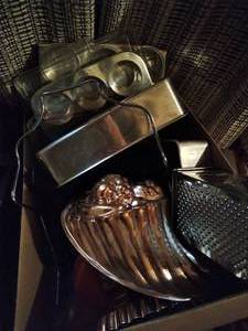 lot 258 image: Collection of baking pans and assorted kitchenwares