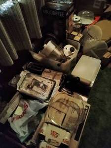 lot 259 image: Large assortment of kitchenware