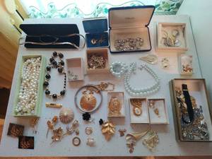 lot 204 image: Collection of misc. Fashion Jewelry