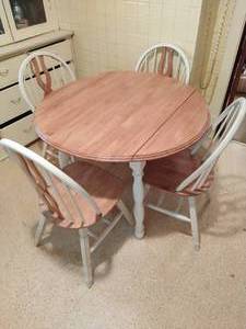 lot 216 image: Kitchen Table