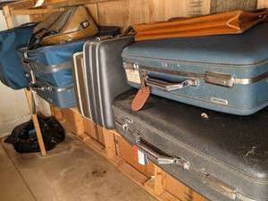 lot 130 image: Lot of (9) Vintage Pieces of Luggage American Tourister, Etc