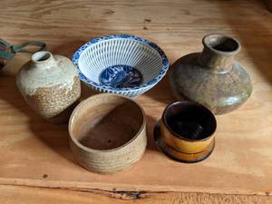 lot 131 image: Lot of (4) Pieces of Pottery and (1) Japanese Ceramic Bowl