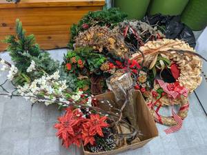 lot 135 image: Gorgeous Assortment of Dried Flowers, Wreathes, Mini-Christmas Trees