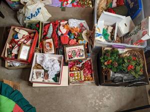 lot 108 image: Christmas Decorations and Lights, Mostly Vintage