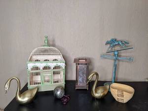 lot 157 image: The Golden Goose Lot of Decor