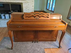 lot 5 image: Beautiful Vintage 1960s Upright Piano and Bench