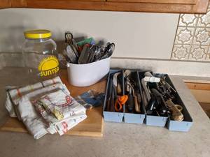 lot 53 image: Varied Assortment of Kitchen Items Cutting Board, Knives, Sun Tea Jar, Etc.