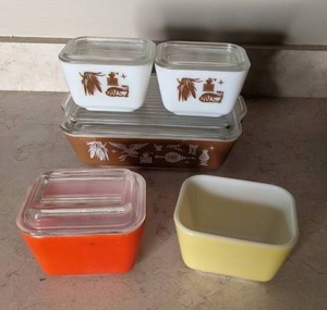 lot 56 image: Beautiful Lot of (5) Vintage Pyrex Dishes
