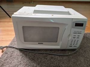 lot 58 image: White Kenmore Microwave
