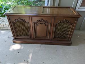 lot 7 image: Beautiful Vintage Magnavox Solid Oak Vinyl Turntable and Stereo Cabinet