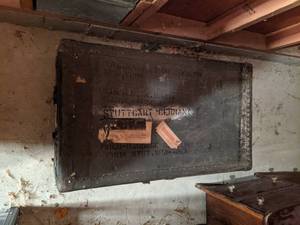 lot 101 image: Vintage Military Trunk