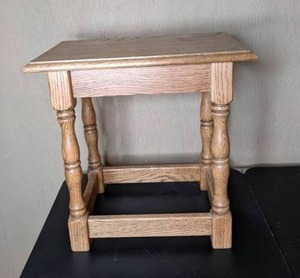 lot 24 image: Lovely Small Solid Oak Side Table
