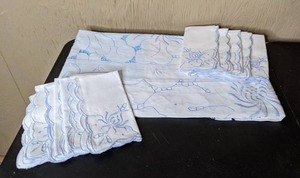 lot 27 image: Delicate Vintage Tablecloth and (12) Napkins
