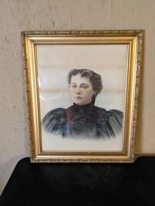lot 16 image: Stunning Vintage Framed Portrait of a Woman