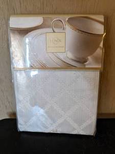 lot 20 image: New Lenox American By Design Table Linens 70 x 104