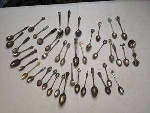 lot 96 image: Vintage and Collectors Spoons