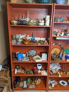 lot 184 image: Reddish Brown 5-Shelf Bookshelf