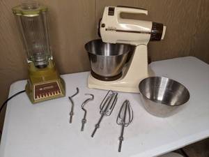 lot 62 image: Vintage Dormeyer Blender and Sunbeam Stand Mixer