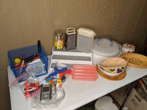 lot 66 image: Variety of Kitchen Items Bread Baskets, Cabinet Shelf, Grater, Etc.