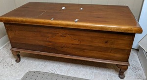 lot 232 image: Caswell & Runyan Co. Beautiful Vintage Solid Wood Cedar Chest
