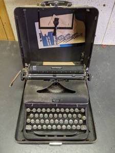lot 213 image: Vintage Royal Quiet De Luxe Typewriter Deluxe in Case