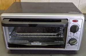 lot 214 image: Black & Decker Toast-R-Oven