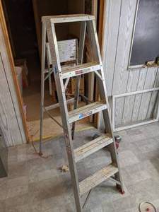 lot 144 image: 5 ft Aluminum Ladder