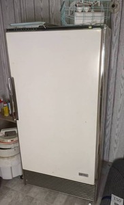 lot 199 image: Gorgeous Vintage Frigidaire Refrigerator