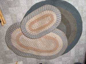 lot 200 image: Set of (3) Rugs