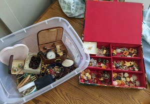 lot 301 image: Beautiful Lot of Mixed Costume Jewelry 