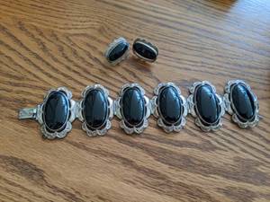 lot 305 image: Beautiful Vintage Set of Bracelet & Earrings - Black Stone & Silver
