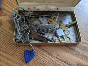 lot 311 image: Tin of Mixed Vintage Keys 