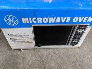 lot 289 image: GE Microwave Oven