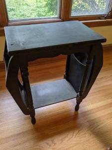 lot 291 image: Beautiful Antique Side Table with Magazine Rack