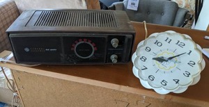lot 293 image: Vintage GE Speaker Radio & Vintage GE Clock