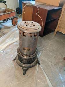 lot 269 image: Vintage United States Stove Co. Kerosene Heater
