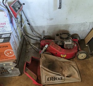 lot 274 image: Toro Red Bagger 21 Lawn Mower