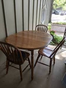 lot 259 image: Beautiful Solid Wood, Oak Oval Table wLeaf & (4) Chairs