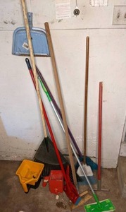 lot 319 image: Mixed Lot of Cleaning Tools