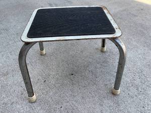 lot 73 image: Vintage Eclipse Metal Step Stool & Rubbermaid Step Stool