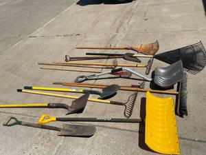 lot 78 image: Long Handled Tool Lot