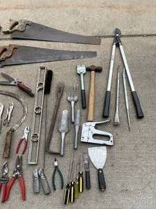 lot 102 image: Hand Tool Lot