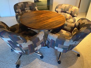 lot 6 image: Contemporary Style RoundPedestal Table and Four Oversized Chairs on Castors