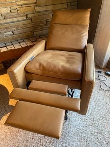lot 5 image: Electric Reclining Chair by Motionitalia