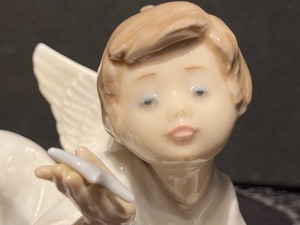 lot 37 image: Signed Angel Lladro Figurine