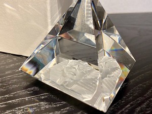 lot 51 image: Vintage Hoya Crystal Egyptian Pyramid Etched Paperweight