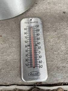 lot 170 image: Toroware By Leyse 10 Quart Pot and Acurite Easy Reading Thermostat
