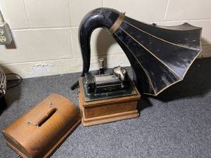 lot 202 image: Vintage 1905 Edison Fireside Phonograph With Rolls