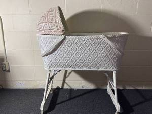 lot 206 image: Vintage Wicker Rolling Bassinette