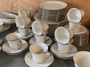 lot 186 image: Lenox Dish Set- Solitaire